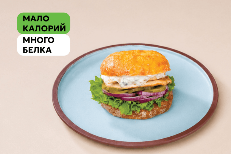 Читбургер с филе цыпленка и соленным огурцом