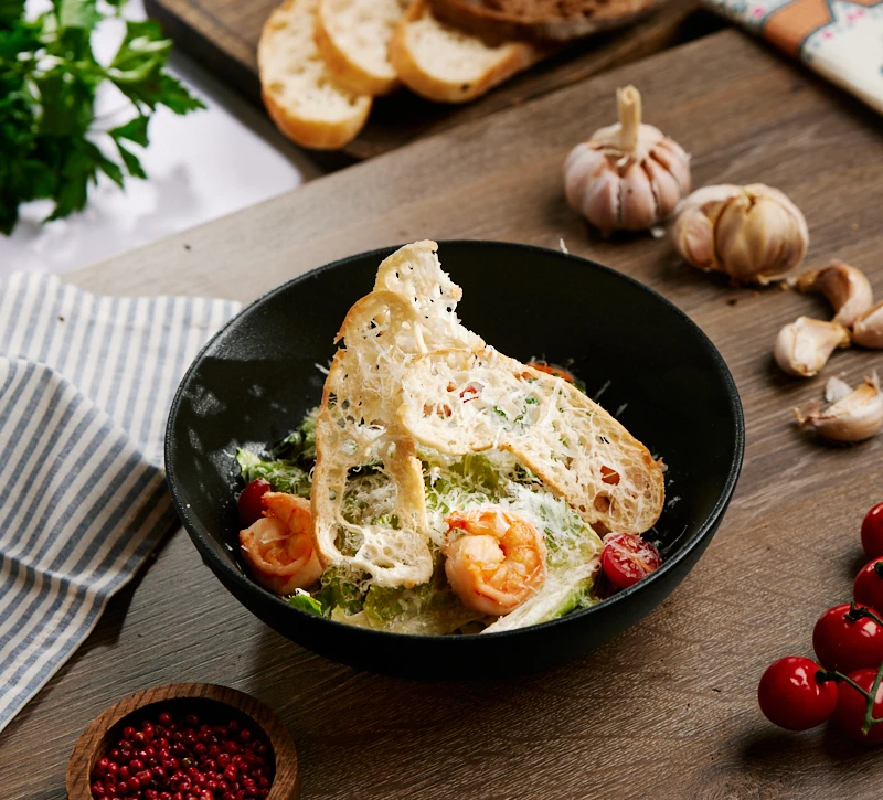 Бадриджани Салат Цезарь с креветками