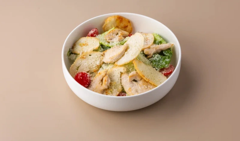 Салат Цезарь с курицей
