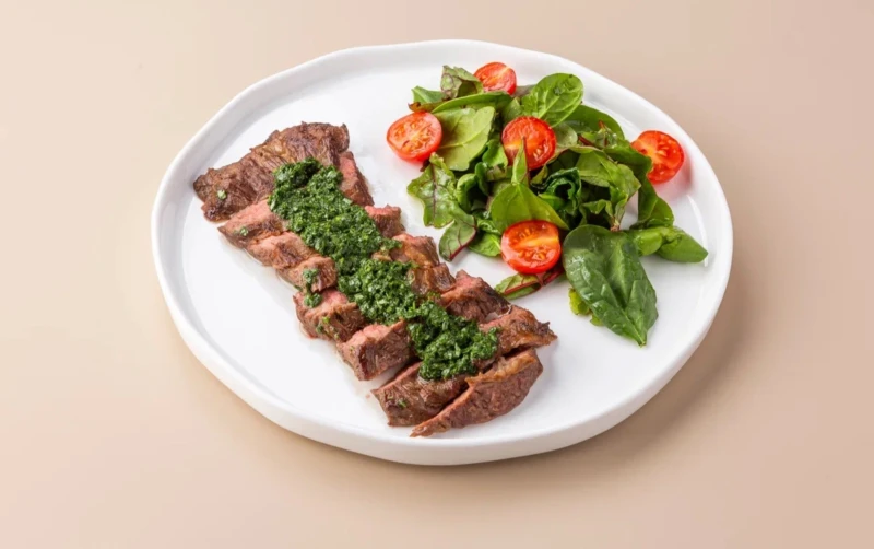 Стейк скерт с соусом чимичурри