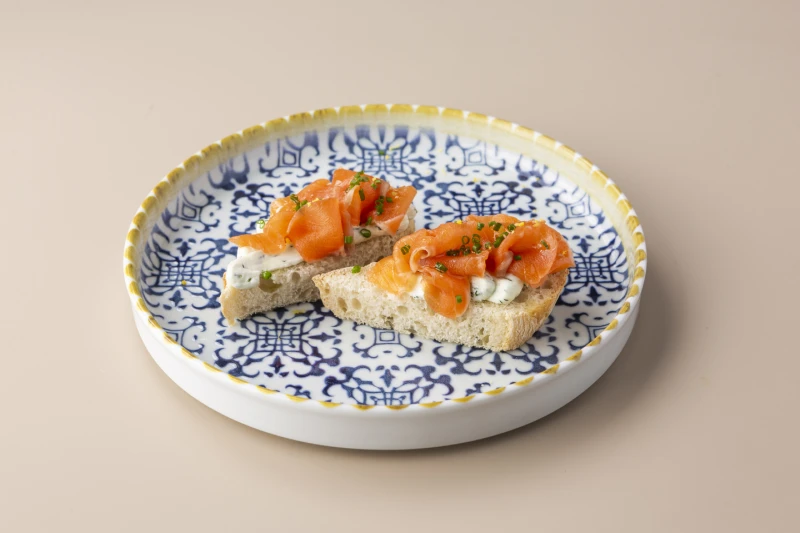 Брускетта с лососем и творожн муссом