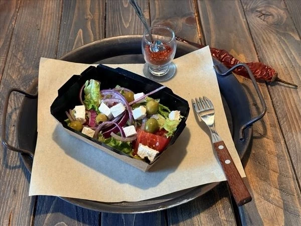 Сербский салат с брынзой и оливками