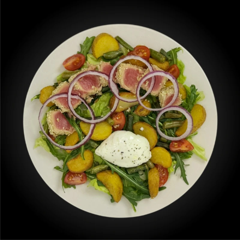 Салат с тунцом и яйцом пашот