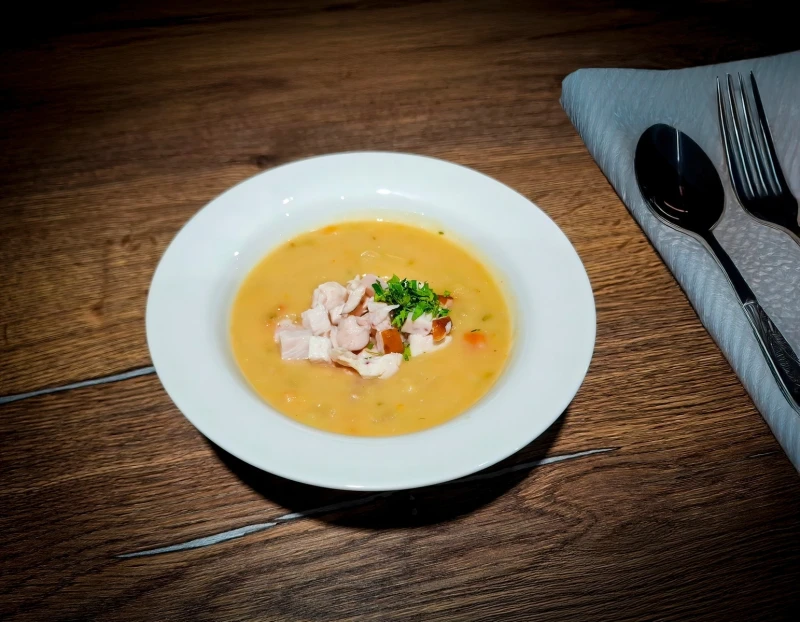 Крем-суп сырный с курицей и сухариками