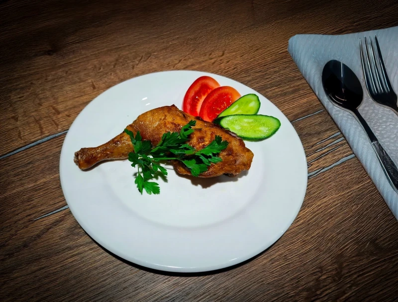 Жареный куриный окорочок 