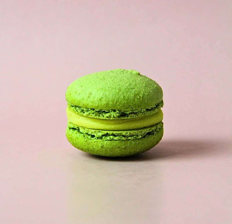 МАКАРОНС "ФИСТАШКА КЛУБНИКА"