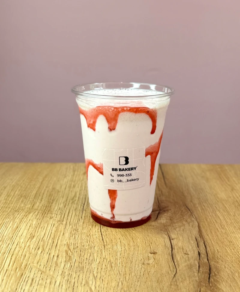 Молочый коктейль клубничный