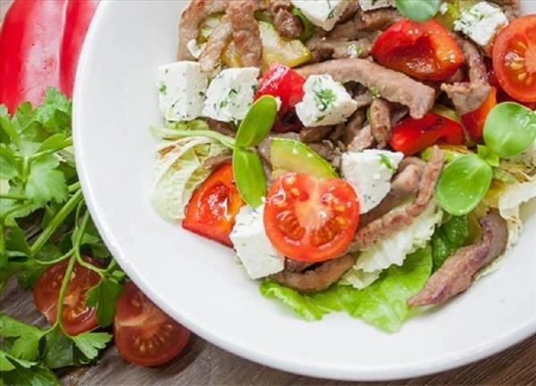 Салат теплый с говядиной