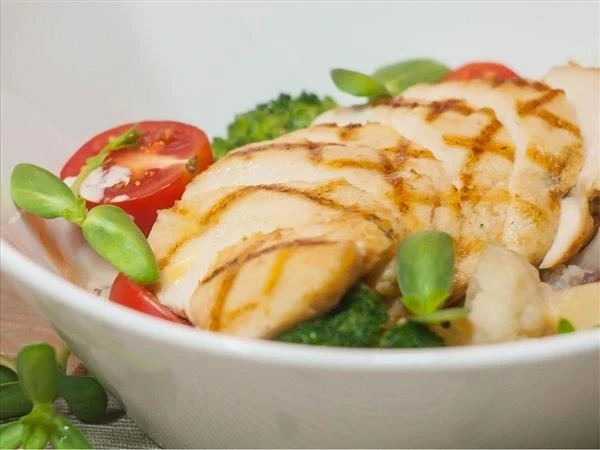 Сочная куриная грудка с овощами в слив.-ореховом соусе