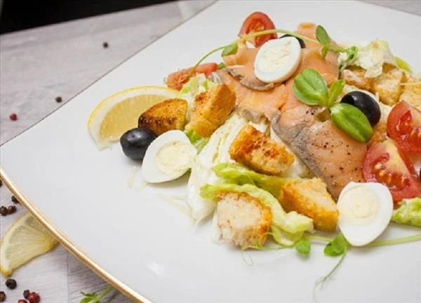 Цезарь с малосольным лососем 