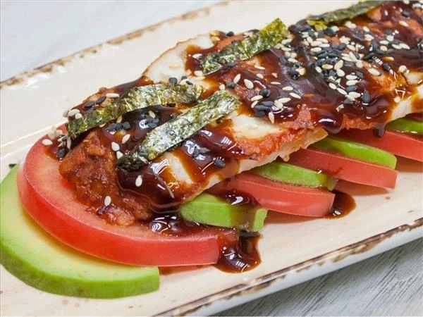 Салат с авокадо и угрем