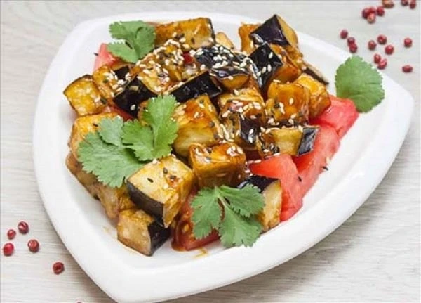 Карамелизированные баклажаны с помидорами