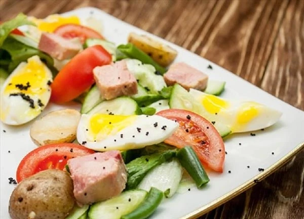 Пикантный салат с тунцом