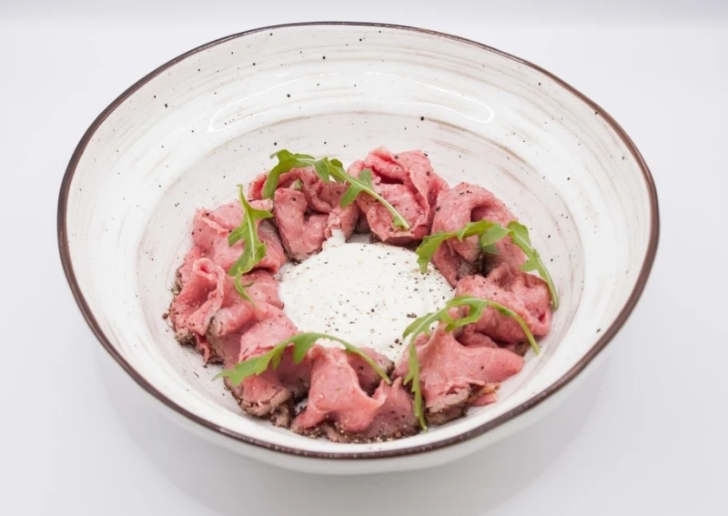 Ростбиф с соусом нисуаз