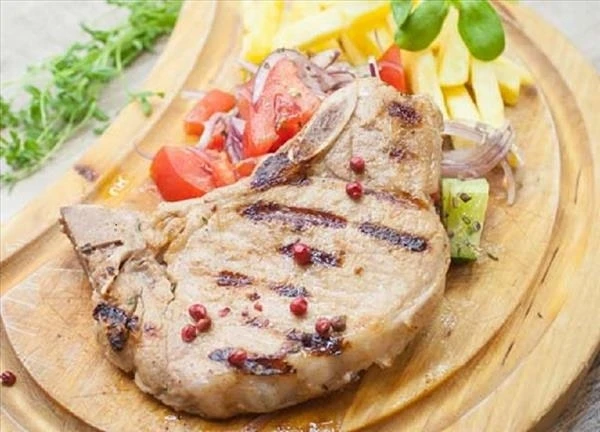 Стейк из свинины на кости