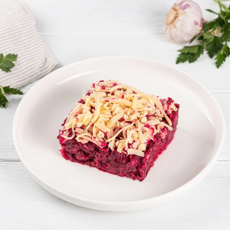 Салат из свеклы с сыром и чесноком