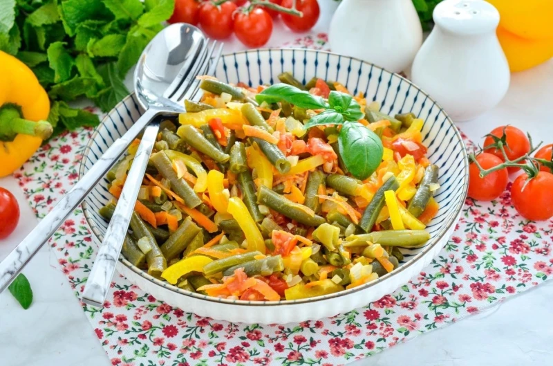 Стручковая фасоль с овощами