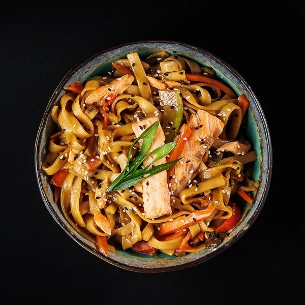 Удон с лососем в нежном сливочном соусе 