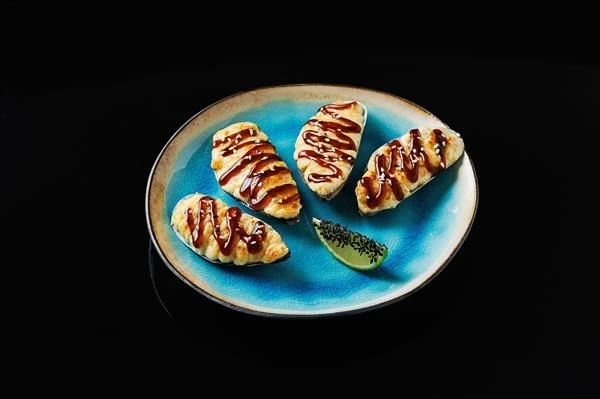 Запеченые мидии в ракушках под чесночно-сырным соусом 