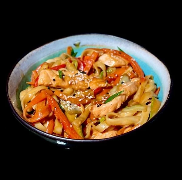 Удон с лососем в нежном сливочном соусе