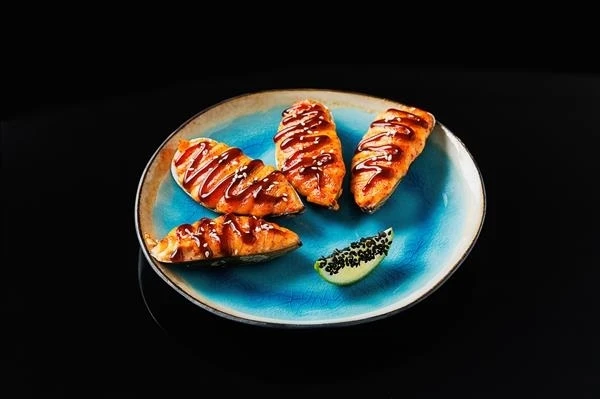 Запеченые мидии в ракушках с острым японским соусом спайси