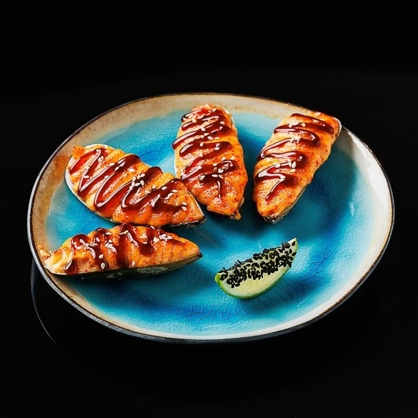 Запеченые мидии в ракушках с острым японским соусом "спайси"