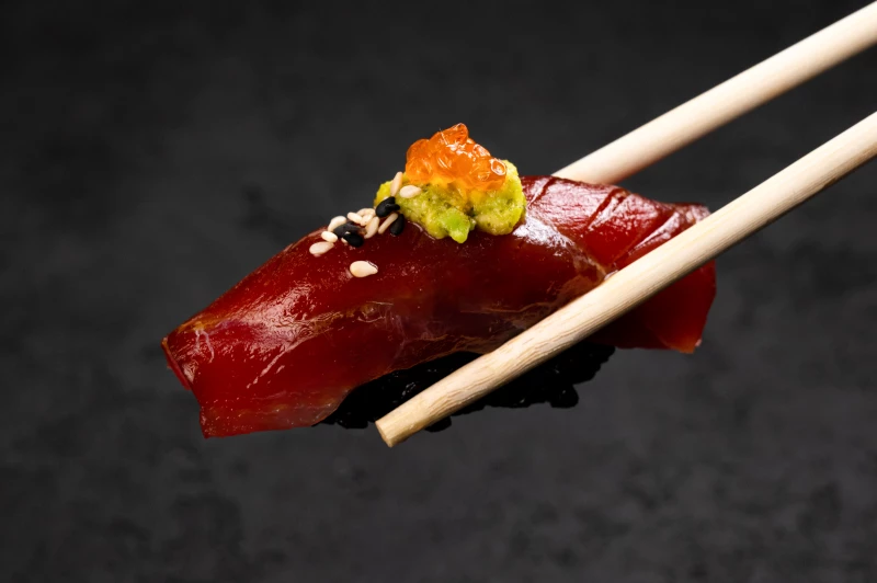 Фирменные суши с тунцом BLACKBOX