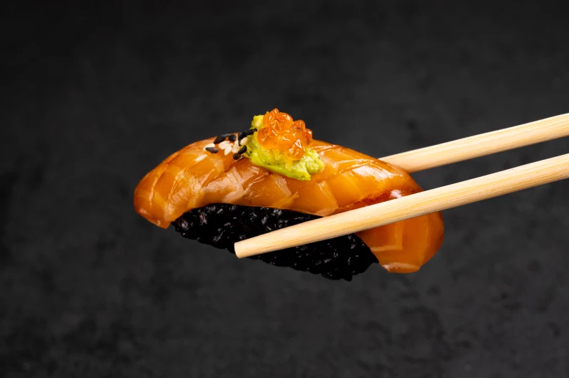 Фирменные суши с лососем BLACKBOX