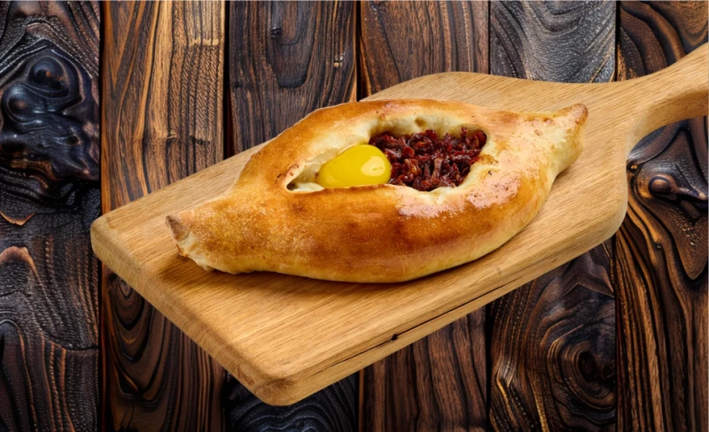 Хачапури с говядиной и вялеными томатами