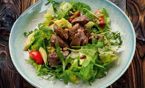 Теплый салат с куриной печенью