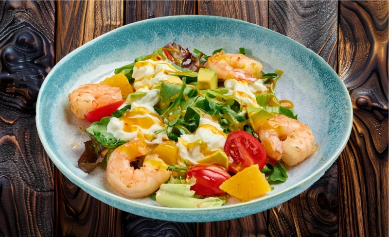 Салат со страчателлой и креветками 