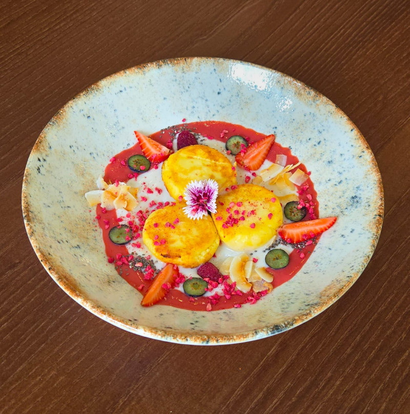 Сырники с клубничным конфи