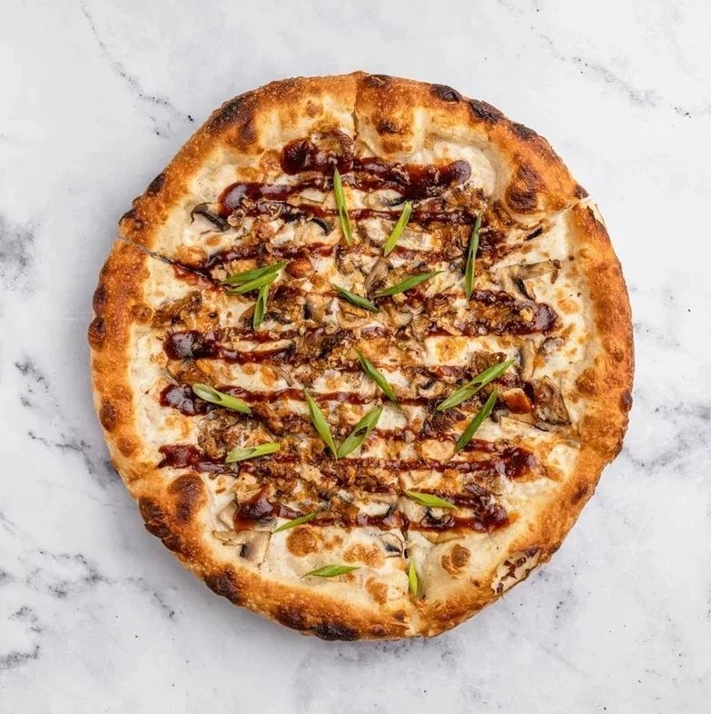 Большая пицца мясная барбекю 