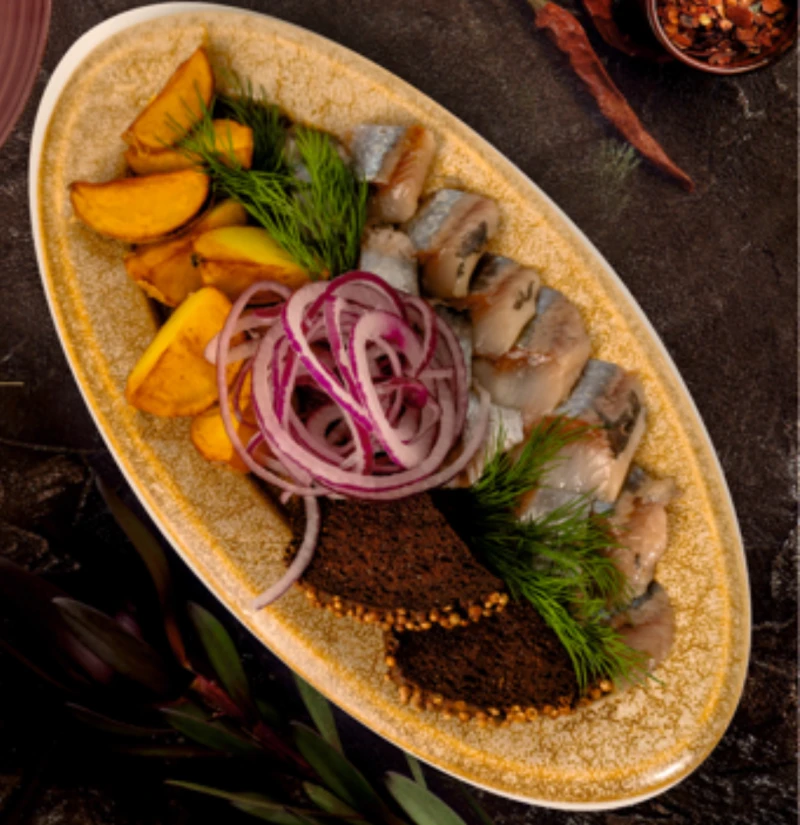 Сельдь соленая с картофелем