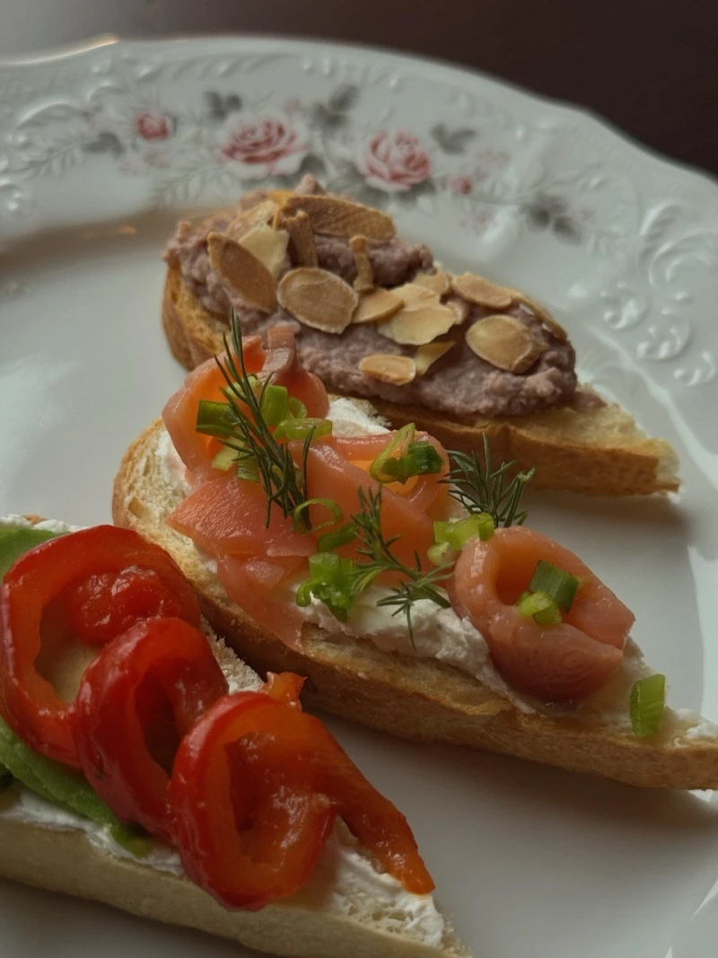 Брускетта с крем чизом, авокадо, запечёным перцем 50 гр