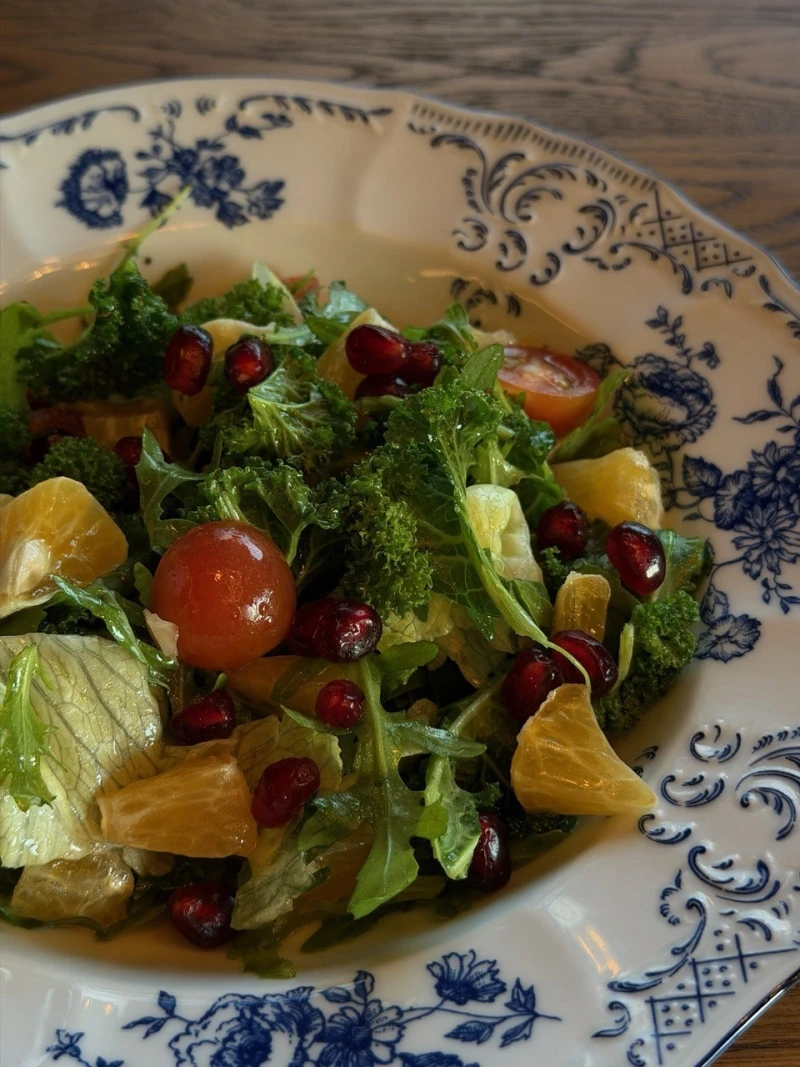 Салат с мандаринами и гранатом 200гр