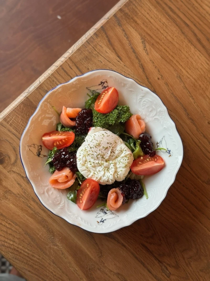 Салат с лососем и брусникой 200г