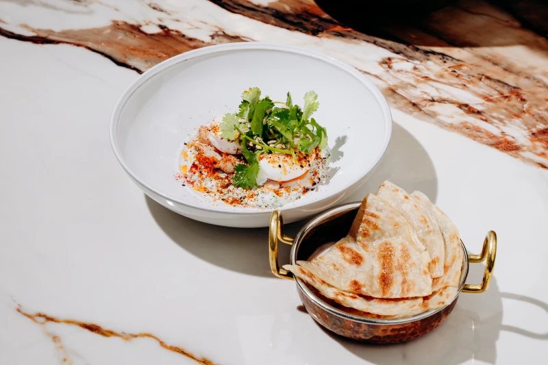 Яйца пашот по-турецки , индейка ,йогурт,хариса