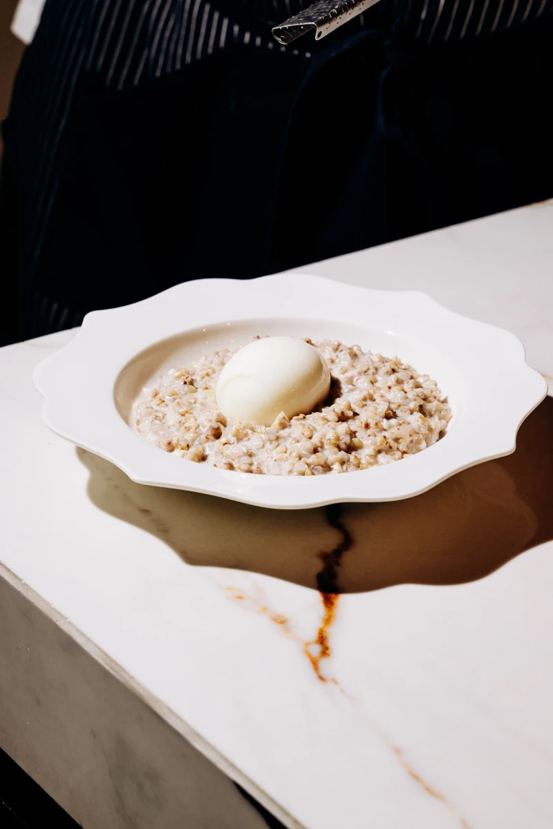 Зеленая греча с мягкосваренным яйцом и пекорино 