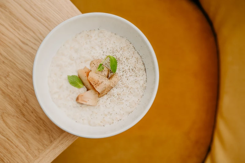 Овсянная каша с яблоком, корицей и курагой 