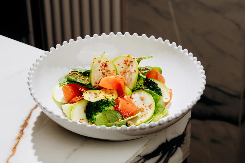 Зелёная чаша с лососем и кинуа