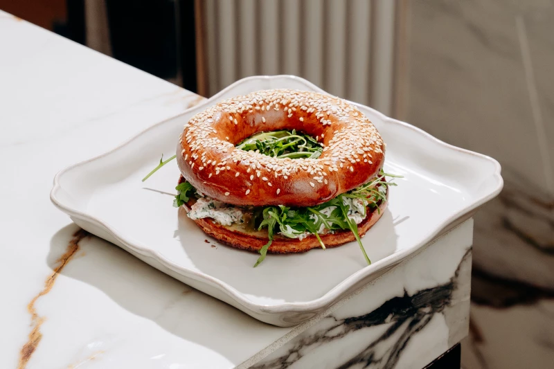 Бейгль с форелью, сливочным сыром и огурцом