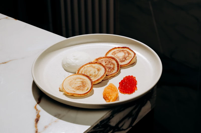 Оладьи с деревенской сметаной, лососевая икра, икра омкулевая 