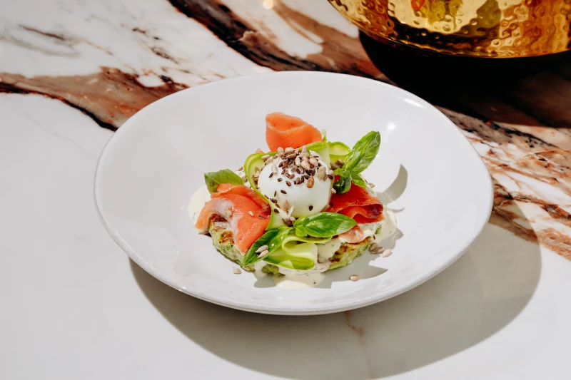 Крокет из цветной капусты с лососем и мягкосваренным яйцом