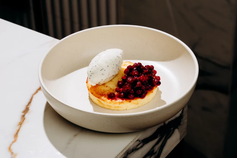 Творожная запеканка с маскарпоне и брусникой