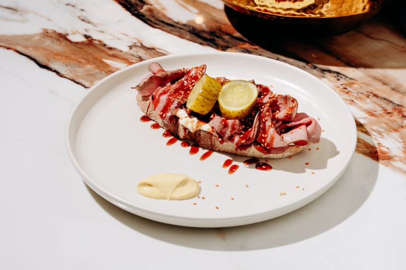 Тост с ростбифом и кремом из печенного чеснока