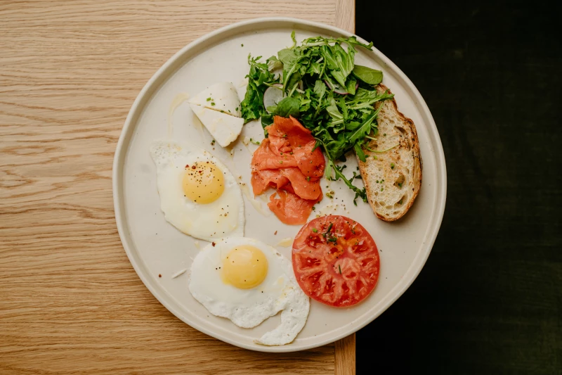 Глазунья с лососем, греческий йогурт, листья салатов