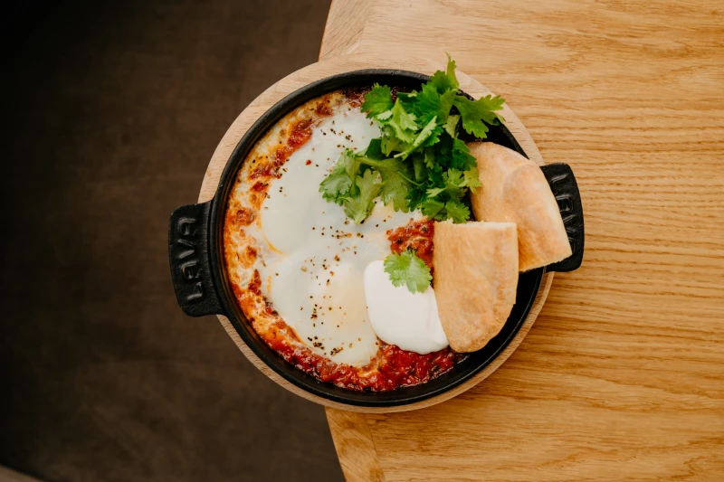 Шакшука с йогуртом и теплой чиабаттой 