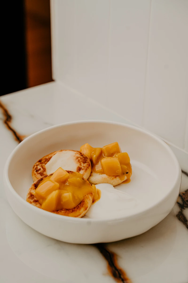 Сырники с кокосовой сгущенкой и манго