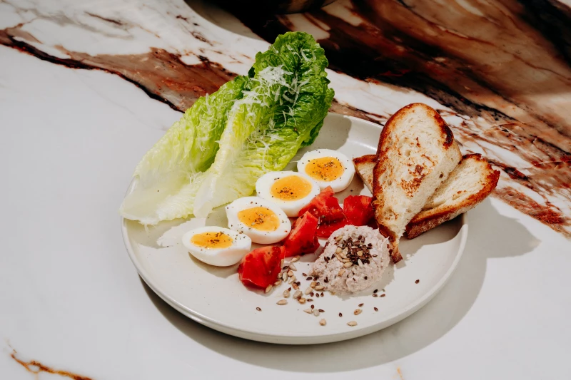 Отварное яйцо, тунец, томаты, ромейн, теплая чиабатта
